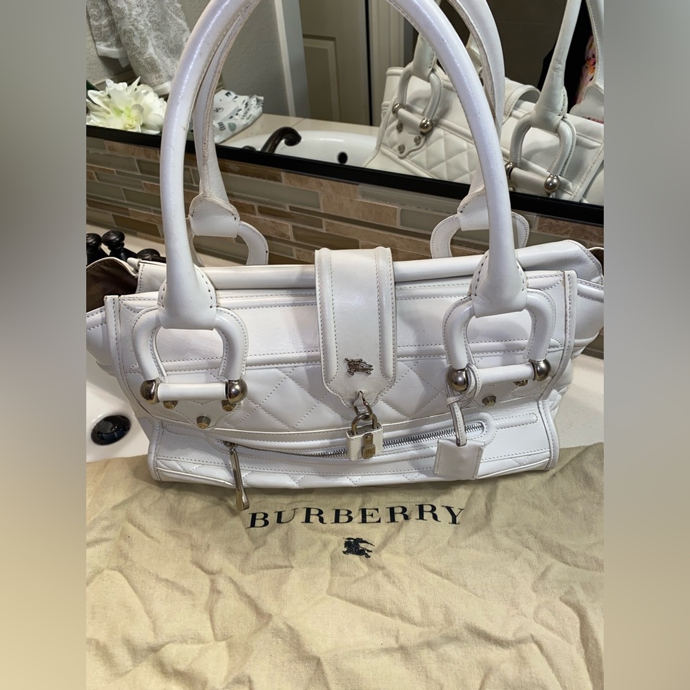 Beautiful white leather Burberry bag in very good condition.